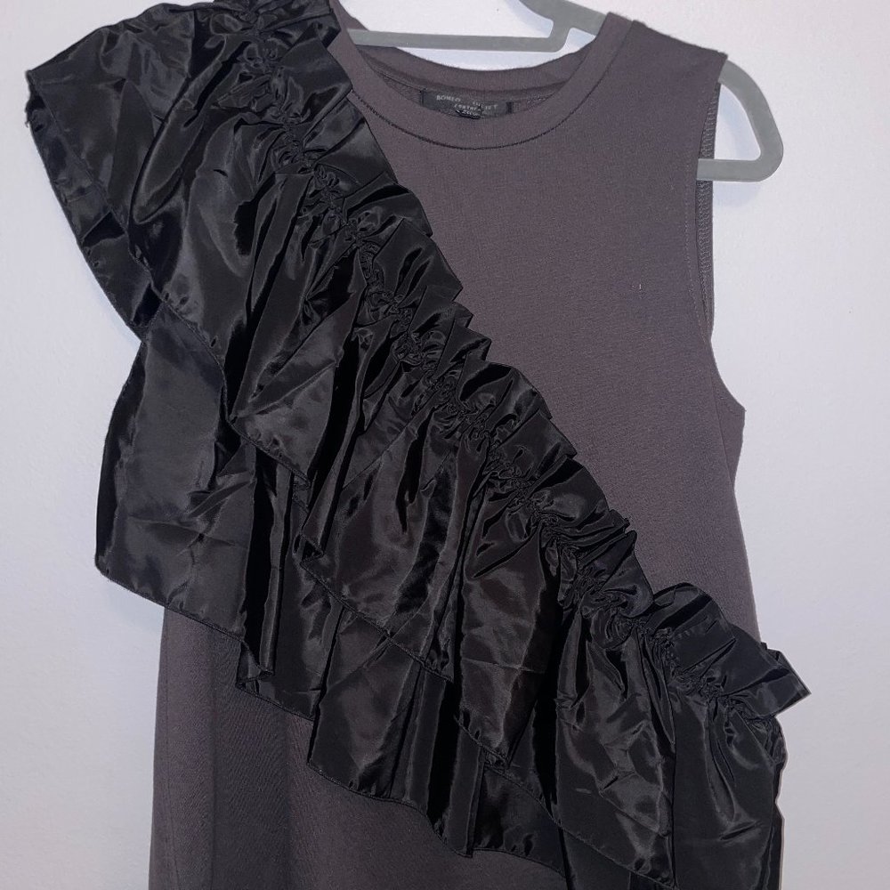 Romeo & Juliet black ruffled top. Size medium